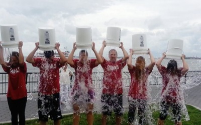 Dội nước đá lên đầu: Nhiều mối nguy hại