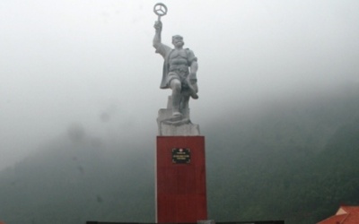 Dựng tượng đài và bệnh thành tích