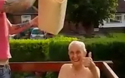 Cụ ông 102 tuổi vẫn “thích” dội nước đá