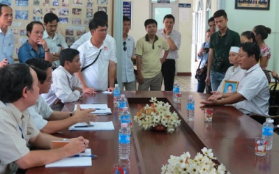 Người nhà sản phụ tử vong ở Huế tụ tập tại Sở Y tế