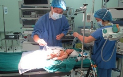 Phẫu thuật nội soi thành công teo môn vị ở trẻ sơ sinh