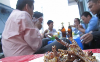 Cấm kinh doanh bia tại trường học, công sở, vỉa hè?