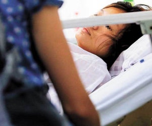 Một trẻ sơ sinh tử vong vì bị mẹ ném xuống đất