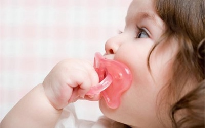 Nguy cơ tiềm ẩn từ việc cho trẻ ngậm ti giả