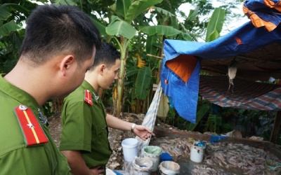 Xưởng tẩy trắng mực ôi bằng hóa chất bị bắt quả tang