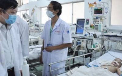 Bé trai sốc sau tiêm vaccine đã qua cơn nguy kịch