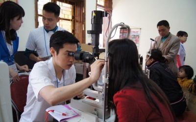 Gần 1.000 người nghèo dân tộc thiểu số được điều trị và mổ mắt