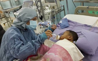 Bé được mẹ cho gan đã khỏe trở lại