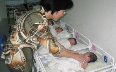 Bé gái sơ sinh bị bỏ rơi ngoài chợ