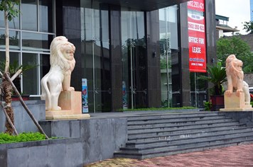 Thành phố di dời các linh vật lạ không đúng quy định