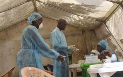Nhân viên y tế toàn cầu chung tay đối phó với Ebola