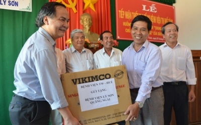 Bệnh viện TƯ Huế tặng thiết bị y tế cho các bác sỹ huyện đảo Lý Sơn