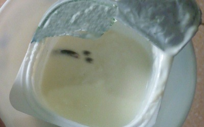 Rùng mình phát hiện sữa chứa côn trùng