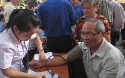 Khám bệnh miễn phí cho hơn 1.000 người cao tuổi