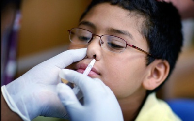 Trẻ 2-8 tuổi nên ngừa cúm bằng vaccine dạng xịt