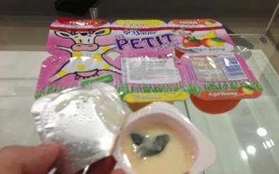 Điều tra thông tin sữa chua PETIT bị mốc meo