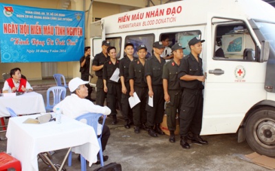 Hàng trăm cảnh sát cơ động tham gia hiến máu