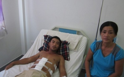 Cứu sống kỹ sư bị xe xúc húc vào bụng