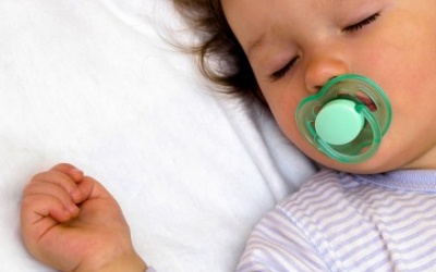 Núm vú giả gây nghẹt thở cho trẻ