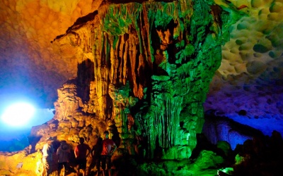 Cảnh báo xâm hại hang di sản ở Hạ Long