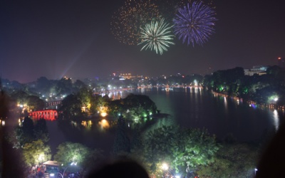 Pháo hoa rực rỡ trời đêm Hà Nội 
