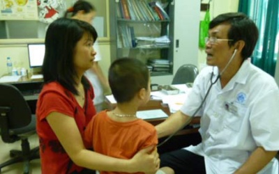 Trẻ mắc bệnh hô hấp 'ùn ùn' nhập viện