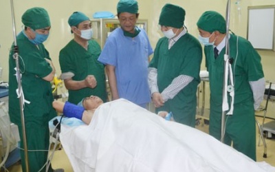 Tái tạo dương vật bệnh nhân có lỗ tiểu giống con gái