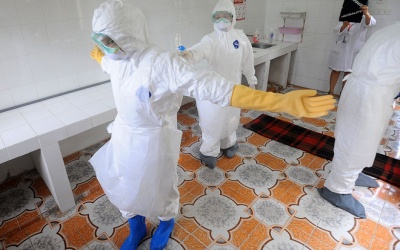 Cung cấp đủ phương tiện phòng hộ Ebola cho cán bộ y tế Việt Nam