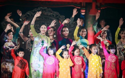 'Áo dài của chúng ta' lộng lẫy, kiêu sa tại Văn Miếu
