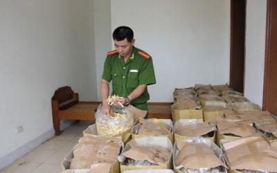 Phát hiện hơn 1,2 tấn bim bim không rõ nguồn gốc