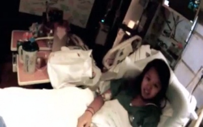 Video nữ y tá gốc Việt nhiễm Ebola trên giường bệnh