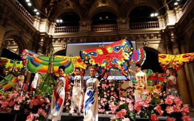 Áo dài Việt ghi dấu ấn văn hóa trong Tòa thị chính Paris