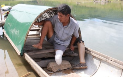 Đôi vợ chồng nghèo 15 năm “chở chữ” qua sông