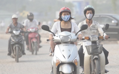 Mẹ hít khói xe, thai nhi viêm phổi