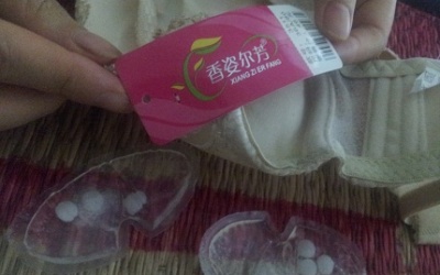 Hoang mang vì áo ngực có chứa chất lạ