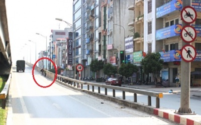 Người đi bộ ngỡ ngàng khi bị phạt tiền ở đường trên cao