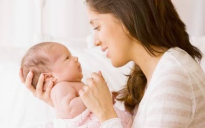 Trẻ sơ sinh bị rung môi, rùng mình nhiều có đáng lo?