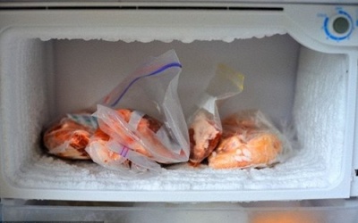 Cấp đông thịt gà để tránh ngộ độc thực phẩm