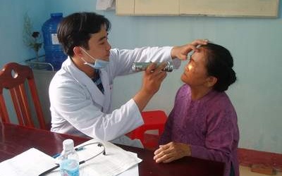 1/3 người mù ở Việt Nam không có tiền điều trị
