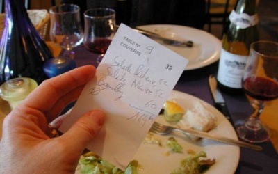 Văn hóa trả tiền ăn ở Pháp có giống Việt Nam?