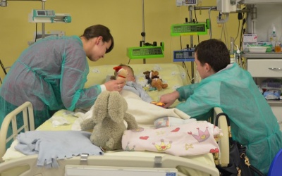 Bé 3 tuổi thoát chết ngoạn mục trong hố băng