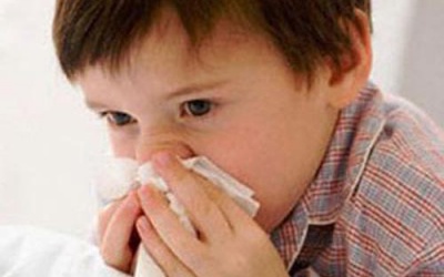 Vì sao bé chảy máu mũi khi trời lạnh?