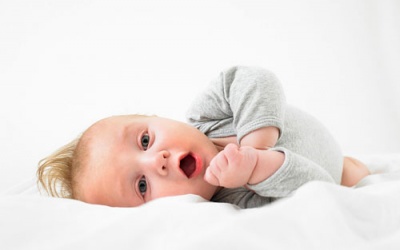 Bé bị nấc phải làm sao?