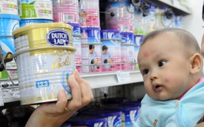 Giá sữa sẽ giảm khi cấm quảng cáo?