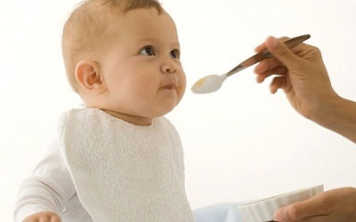 Làm thế nào để bé không ngậm khi ăn?