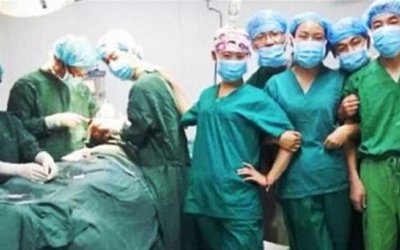 Tá hỏa bác sỹ chụp ảnh “tự sướng” trong phòng phẫu thuật