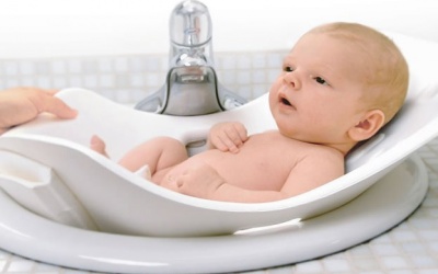 Video: Cách tắm cho trẻ sơ sinh đơn giản, an toàn