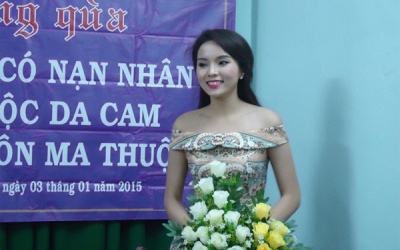 Hoa hậu Kỳ Duyên vai trần đi từ thiện