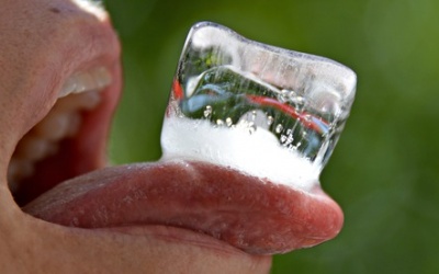 Người thiếu máu nên nhai đá lạnh!