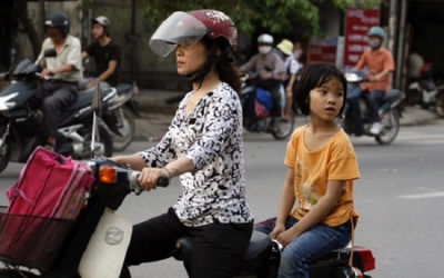 Trẻ em không đội mũ bảo hiểm sẽ bị xử phạt 